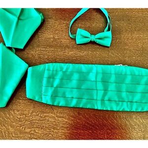Vintage Mel Howard Emerald Green Cumerbund/bow tie/pocket scarves